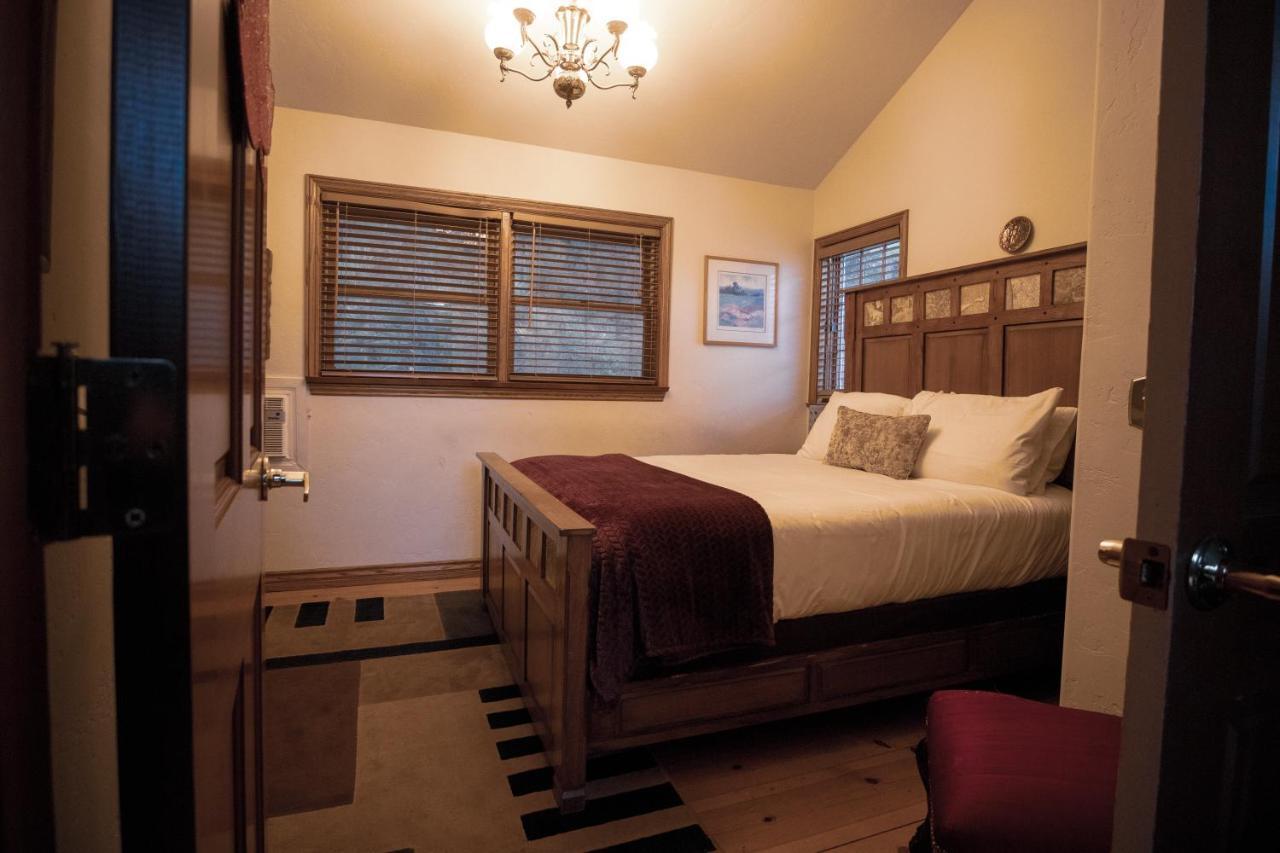 Lodge Tucker Peak *